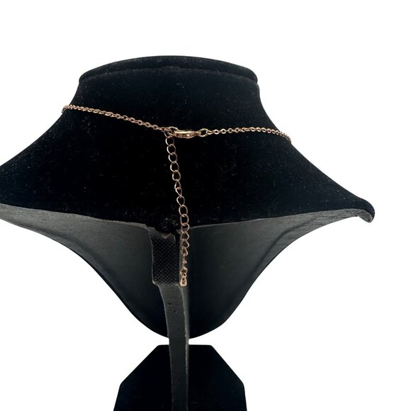 Gold Circle Pendant Necklace With Interlocking Rings On Adjustable Chain - Picture 3 of 4